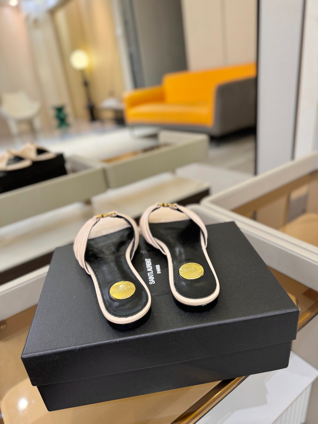 YSL「SAINT LAURENT*」  夏季新品 优雅大气拖鞋 ——————————  平底设计拉长腿部线条， 瞬间点