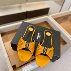YSL「SAINT LAURENT*」 夏季新品 优雅大气拖鞋 —————————— 平底设计拉长腿部线条, 瞬间点 YSL「SAINT LAURENT*」 夏季新品 优雅大气拖鞋 —————————— 平底设计拉长腿部线条, 瞬间点