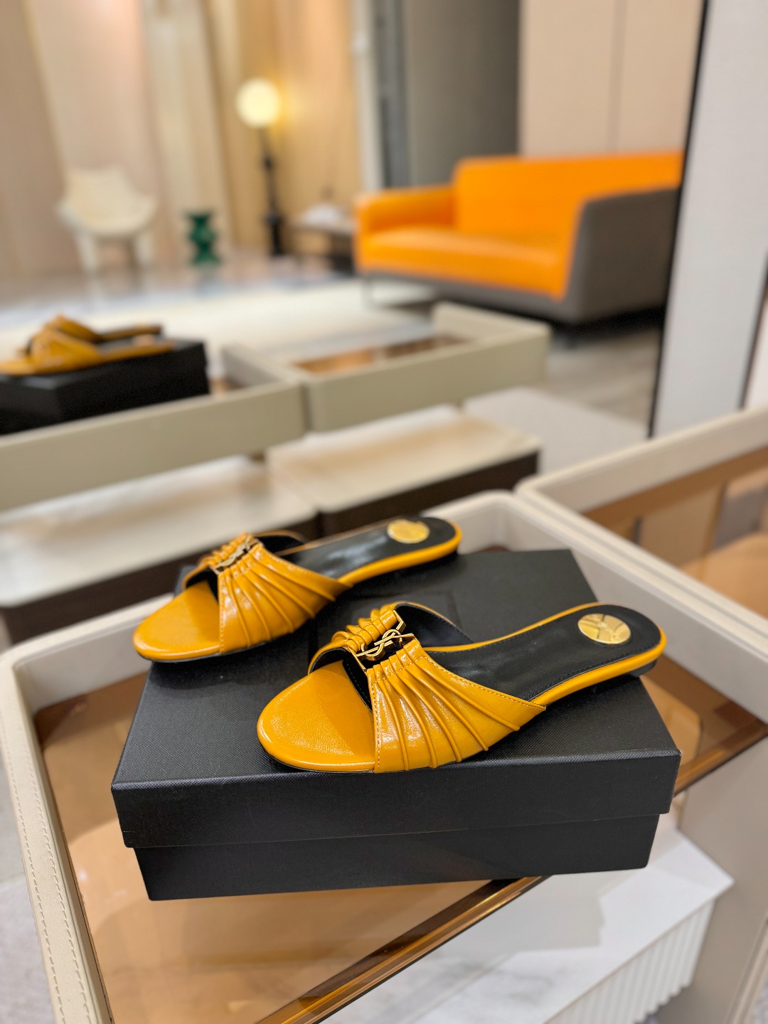 YSL「SAINT LAURENT*」 夏季新品 优雅大气拖鞋 —————————— 平底设计拉长腿部线条, 瞬间点 YSL「SAINT LAURENT*」 夏季新品 优雅大气拖鞋 —————————— 平底设计拉长腿部线条, 瞬间点