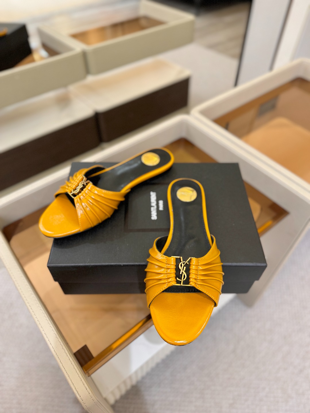 YSL「SAINT LAURENT*」 夏季新品 优雅大气拖鞋 —————————— 平底设计拉长腿部线条, 瞬间点 YSL「SAINT LAURENT*」 夏季新品 优雅大气拖鞋 —————————— 平底设计拉长腿部线条, 瞬间点