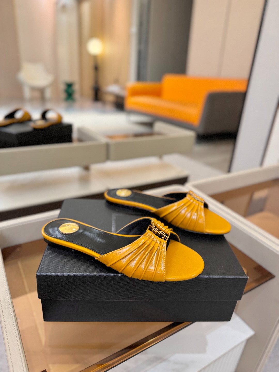 YSL「SAINT LAURENT*」 夏季新品 优雅大气拖鞋 —————————— 平底设计拉长腿部线条, 瞬间点 YSL「SAINT LAURENT*」 夏季新品 优雅大气拖鞋 —————————— 平底设计拉长腿部线条, 瞬间点