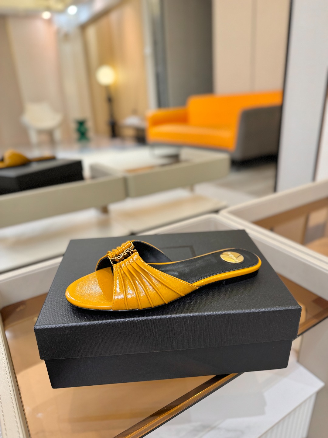 YSL「SAINT LAURENT*」  夏季新品 优雅大气拖鞋 ——————————  平底设计拉长腿部线条， 瞬间点