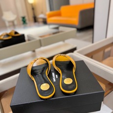 YSL「SAINT LAURENT*」 夏季新品 优雅大气拖鞋 —————————— 平底设计拉长腿部线条, 瞬间点 YSL「SAINT LAURENT*」 夏季新品 优雅大气拖鞋 —————————— 平底设计拉长腿部线条, 瞬间点