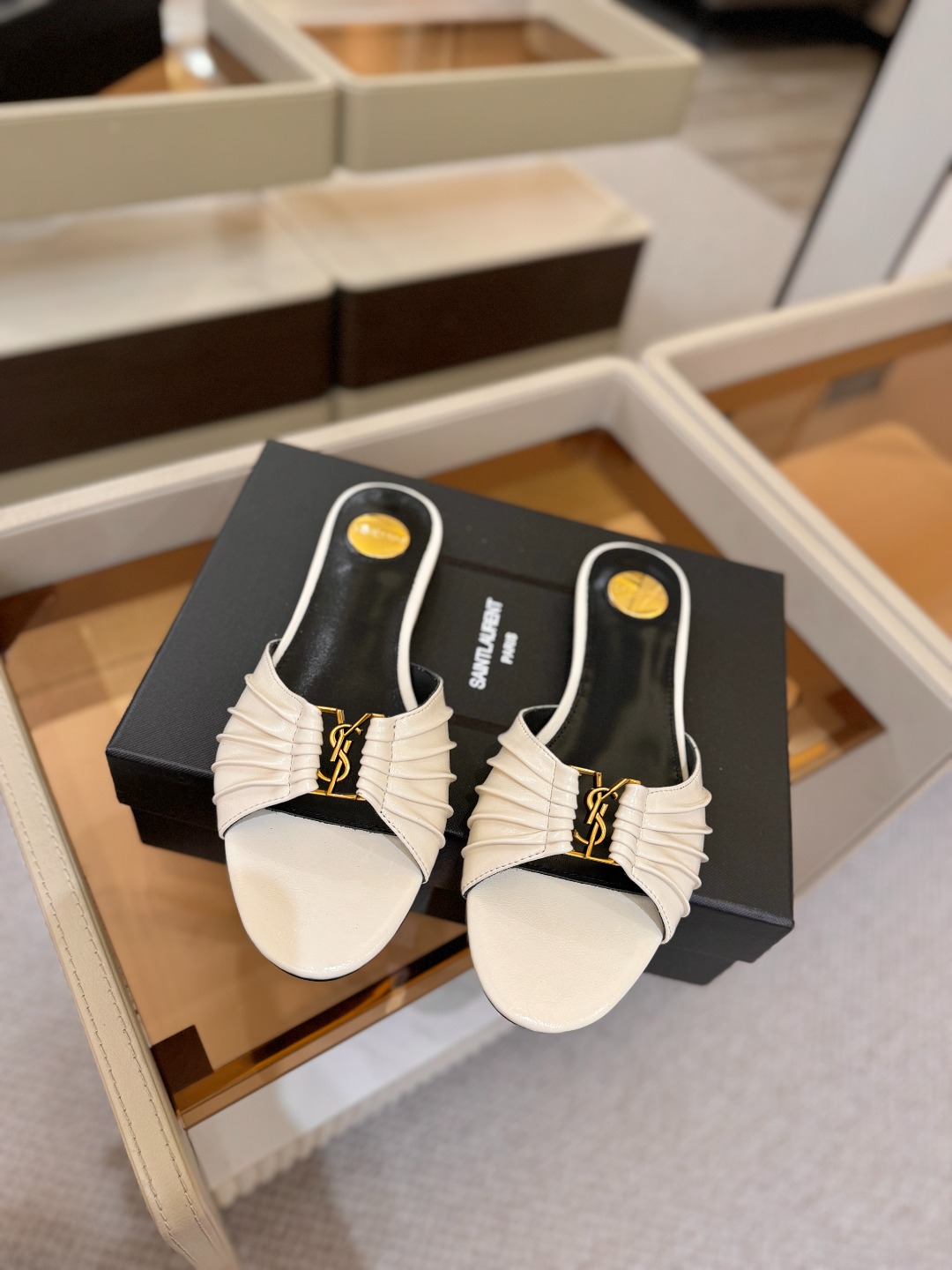 YSL「SAINT LAURENT*」 夏季新品 优雅大气拖鞋 —————————— 平底设计拉长腿部线条, 瞬间点 YSL「SAINT LAURENT*」 夏季新品 优雅大气拖鞋 —————————— 平底设计拉长腿部线条, 瞬间点