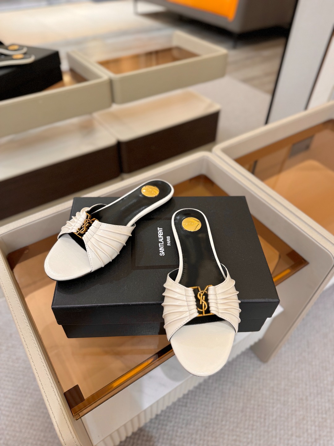 YSL「SAINT LAURENT*」 夏季新品 优雅大气拖鞋 —————————— 平底设计拉长腿部线条, 瞬间点 YSL「SAINT LAURENT*」 夏季新品 优雅大气拖鞋 —————————— 平底设计拉长腿部线条, 瞬间点