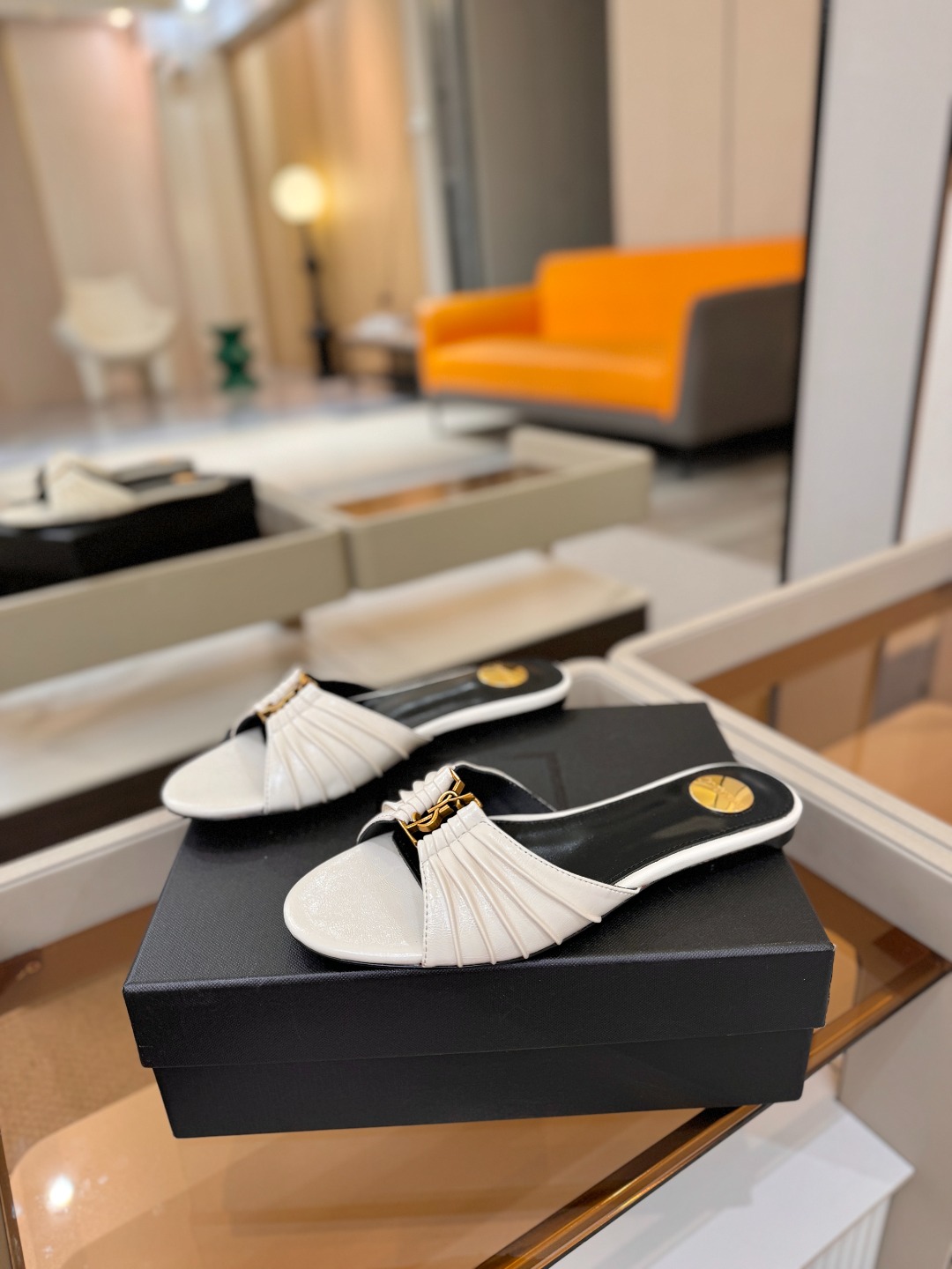 YSL「SAINT LAURENT*」 夏季新品 优雅大气拖鞋 —————————— 平底设计拉长腿部线条, 瞬间点 YSL「SAINT LAURENT*」 夏季新品 优雅大气拖鞋 —————————— 平底设计拉长腿部线条, 瞬间点
