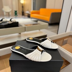 YSL「SAINT LAURENT*」 夏季新品 优雅大气拖鞋 —————————— 平底设计拉长腿部线条, 瞬间点 YSL「SAINT LAURENT*」 夏季新品 优雅大气拖鞋 —————————— 平底设计拉长腿部线条, 瞬间点