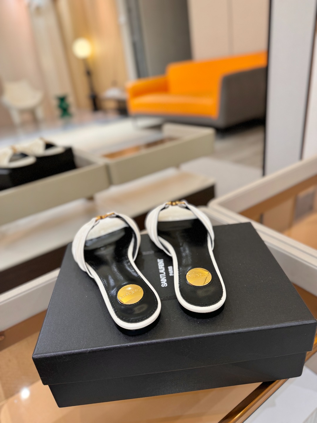 YSL「SAINT LAURENT*」 夏季新品 优雅大气拖鞋 —————————— 平底设计拉长腿部线条, 瞬间点 YSL「SAINT LAURENT*」 夏季新品 优雅大气拖鞋 —————————— 平底设计拉长腿部线条, 瞬间点