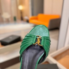 YSL「SAINT LAURENT*」 夏季新品 优雅大气拖鞋 —————————— 平底设计拉长腿部线条, 瞬间点 YSL「SAINT LAURENT*」 夏季新品 优雅大气拖鞋 —————————— 平底设计拉长腿部线条, 瞬间点
