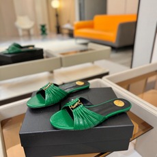 YSL「SAINT LAURENT*」 夏季新品 优雅大气拖鞋 —————————— 平底设计拉长腿部线条, 瞬间点 YSL「SAINT LAURENT*」 夏季新品 优雅大气拖鞋 —————————— 平底设计拉长腿部线条, 瞬间点