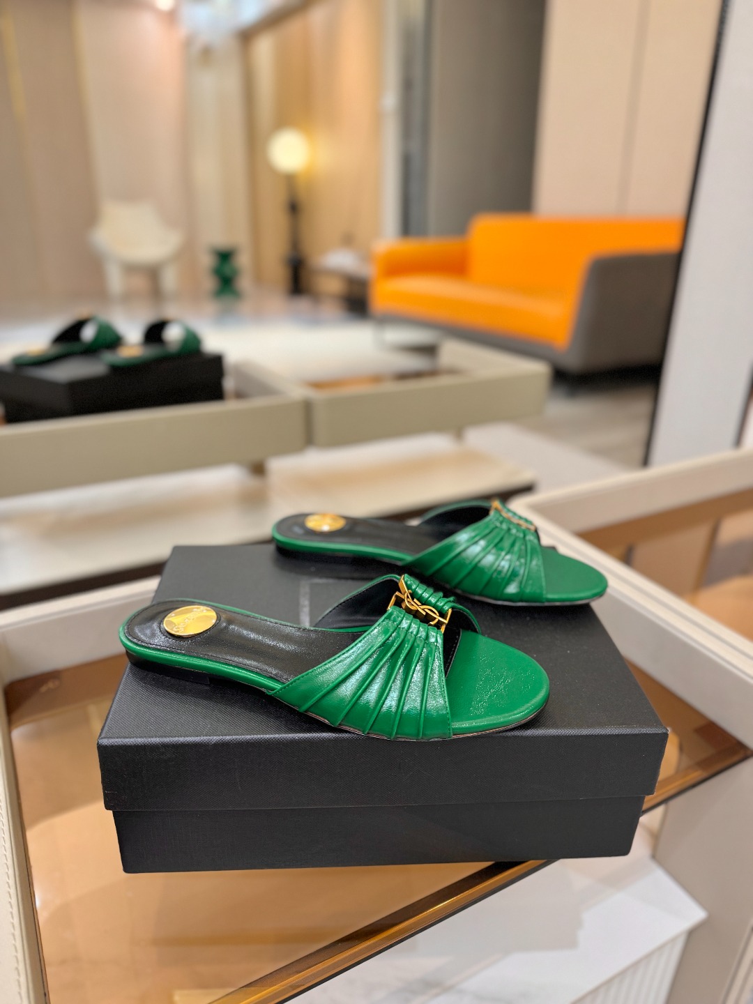 YSL「SAINT LAURENT*」 夏季新品 优雅大气拖鞋 —————————— 平底设计拉长腿部线条, 瞬间点 YSL「SAINT LAURENT*」 夏季新品 优雅大气拖鞋 —————————— 平底设计拉长腿部线条, 瞬间点