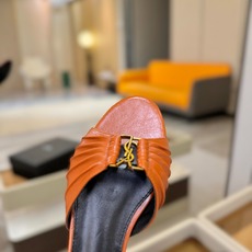 YSL「SAINT LAURENT*」 夏季新品 优雅大气拖鞋 —————————— 平底设计拉长腿部线条, 瞬间点 YSL「SAINT LAURENT*」 夏季新品 优雅大气拖鞋 —————————— 平底设计拉长腿部线条, 瞬间点