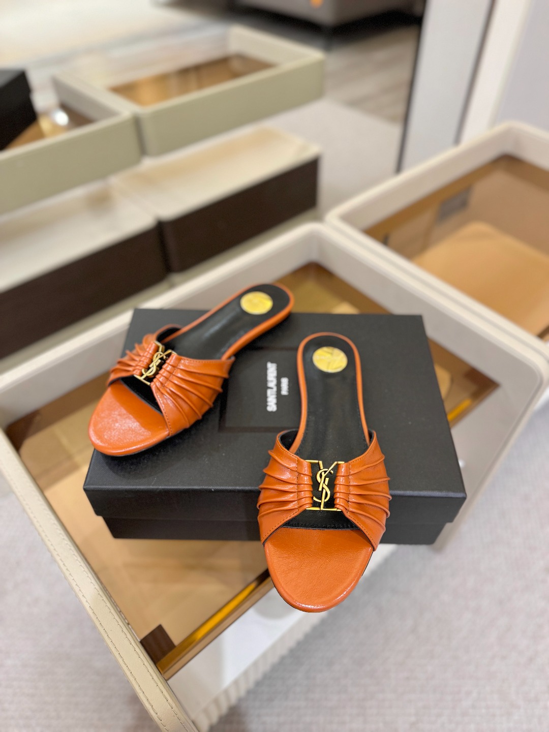 YSL「SAINT LAURENT*」 夏季新品 优雅大气拖鞋 —————————— 平底设计拉长腿部线条, 瞬间点 YSL「SAINT LAURENT*」 夏季新品 优雅大气拖鞋 —————————— 平底设计拉长腿部线条, 瞬间点