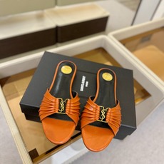 YSL「SAINT LAURENT*」 夏季新品 优雅大气拖鞋 —————————— 平底设计拉长腿部线条, 瞬间点 YSL「SAINT LAURENT*」 夏季新品 优雅大气拖鞋 —————————— 平底设计拉长腿部线条, 瞬间点