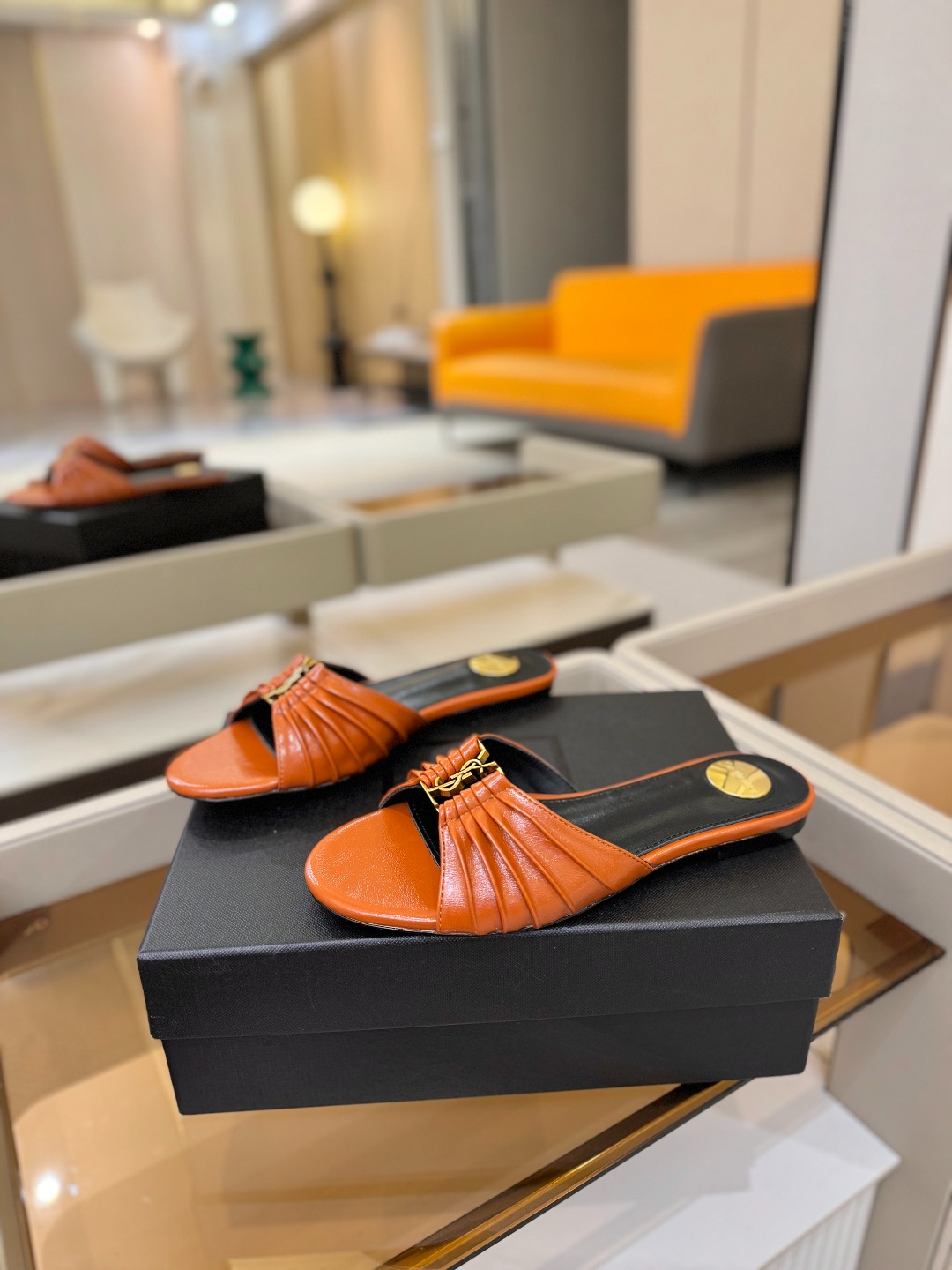 YSL「SAINT LAURENT*」 夏季新品 优雅大气拖鞋 —————————— 平底设计拉长腿部线条, 瞬间点 YSL「SAINT LAURENT*」 夏季新品 优雅大气拖鞋 —————————— 平底设计拉长腿部线条, 瞬间点