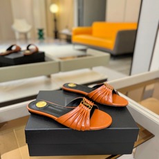 YSL「SAINT LAURENT*」 夏季新品 优雅大气拖鞋 —————————— 平底设计拉长腿部线条, 瞬间点 YSL「SAINT LAURENT*」 夏季新品 优雅大气拖鞋 —————————— 平底设计拉长腿部线条, 瞬间点