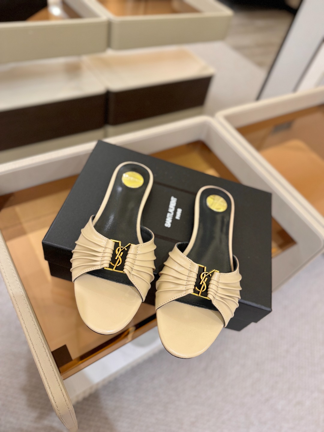 YSL「SAINT LAURENT*」 夏季新品 优雅大气拖鞋 —————————— 平底设计拉长腿部线条, 瞬间点 YSL「SAINT LAURENT*」 夏季新品 优雅大气拖鞋 —————————— 平底设计拉长腿部线条, 瞬间点
