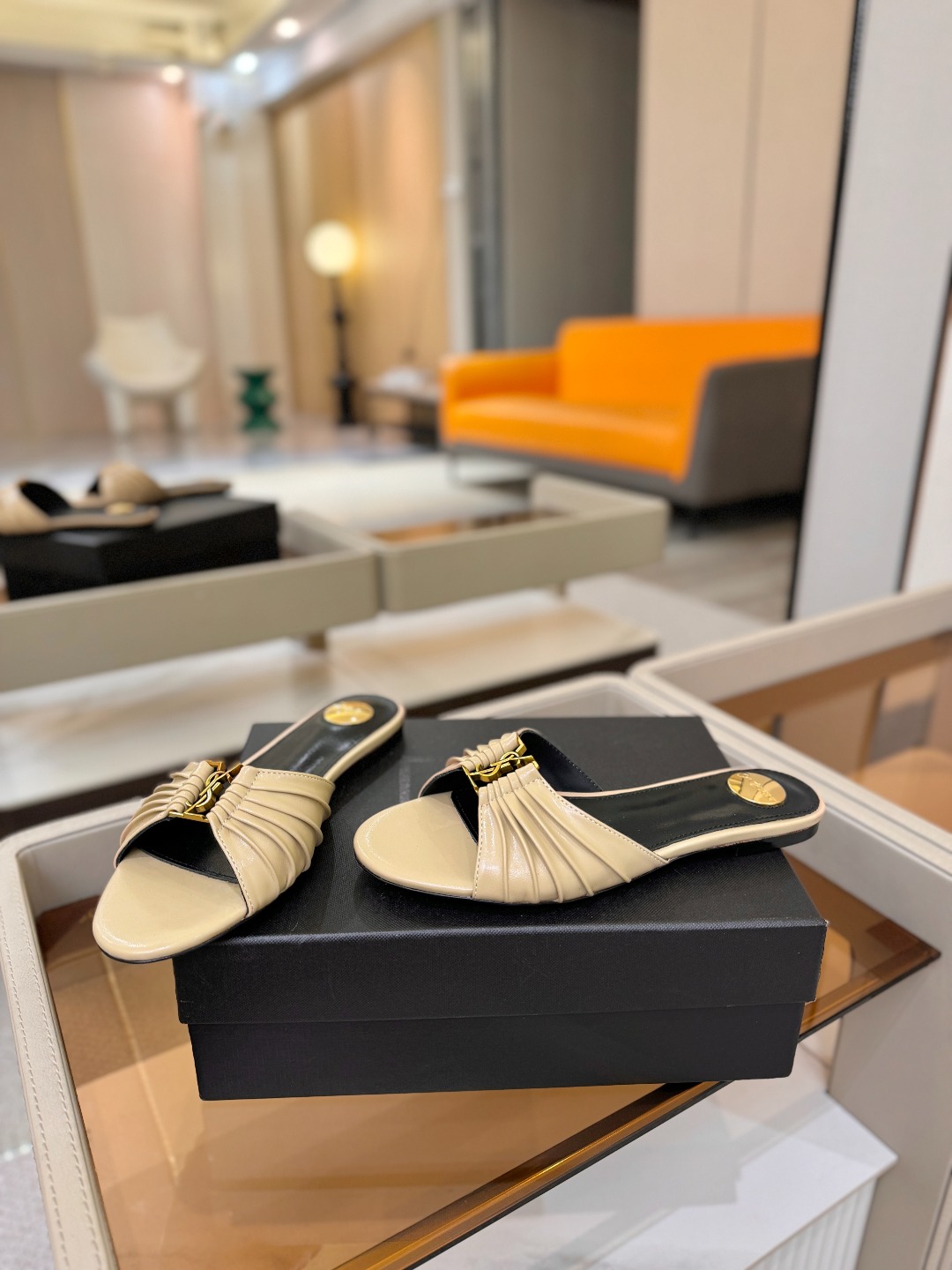 YSL「SAINT LAURENT*」 夏季新品 优雅大气拖鞋 —————————— 平底设计拉长腿部线条, 瞬间点 YSL「SAINT LAURENT*」 夏季新品 优雅大气拖鞋 —————————— 平底设计拉长腿部线条, 瞬间点