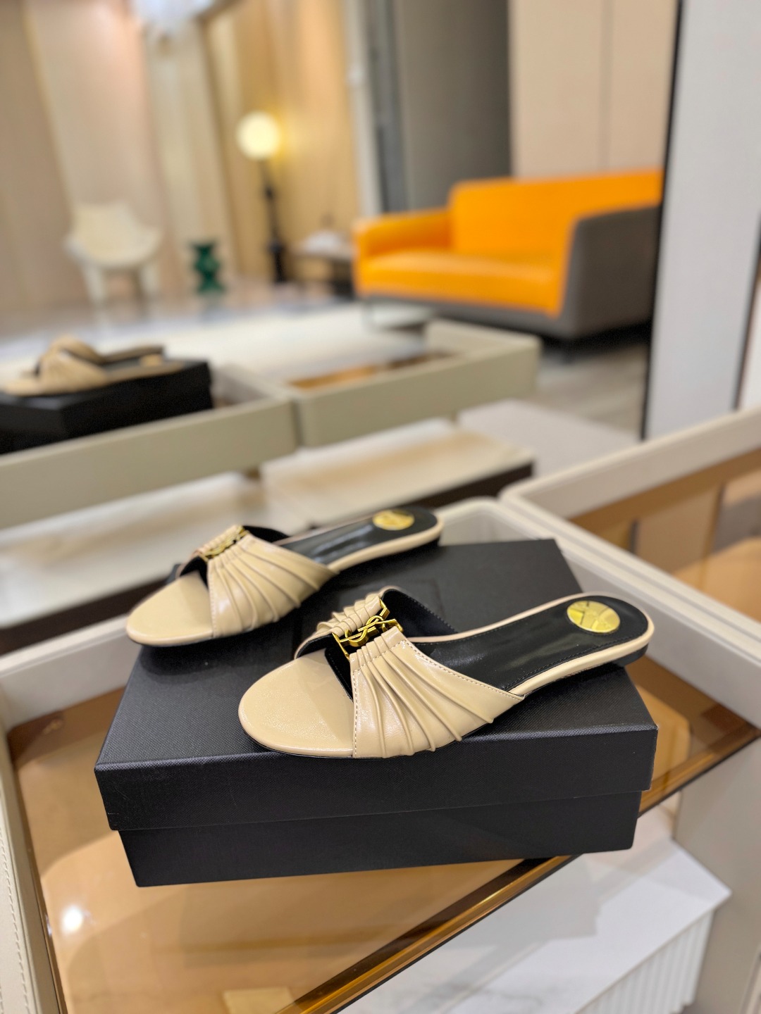 YSL「SAINT LAURENT*」 夏季新品 优雅大气拖鞋 —————————— 平底设计拉长腿部线条, 瞬间点 YSL「SAINT LAURENT*」 夏季新品 优雅大气拖鞋 —————————— 平底设计拉长腿部线条, 瞬间点