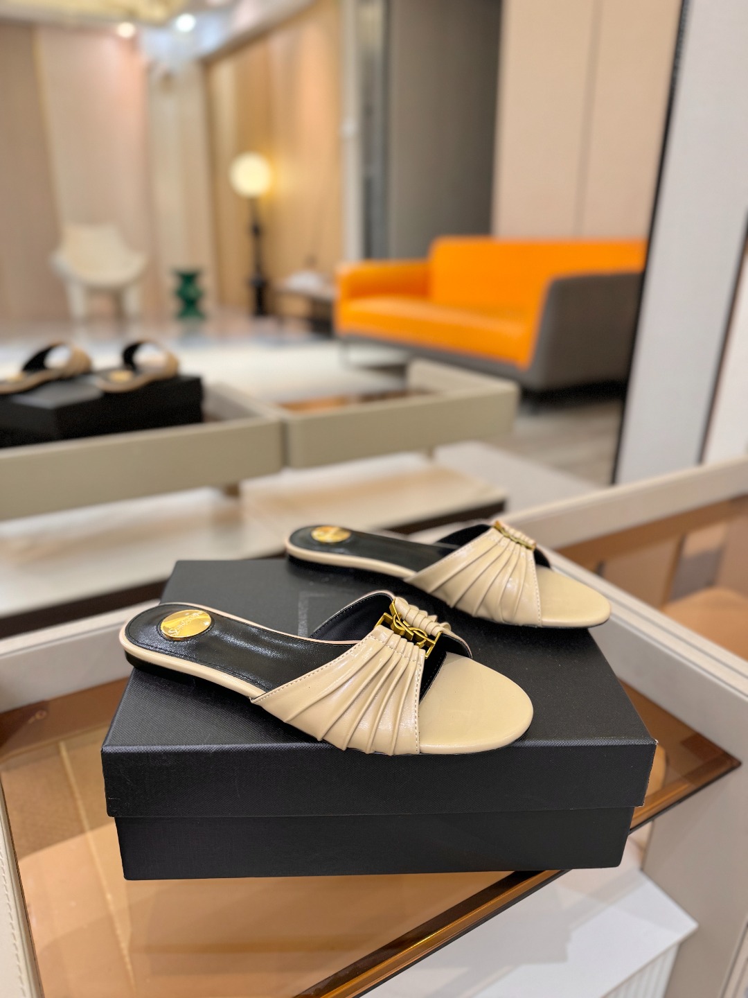 YSL「SAINT LAURENT*」 夏季新品 优雅大气拖鞋 —————————— 平底设计拉长腿部线条, 瞬间点 YSL「SAINT LAURENT*」 夏季新品 优雅大气拖鞋 —————————— 平底设计拉长腿部线条, 瞬间点