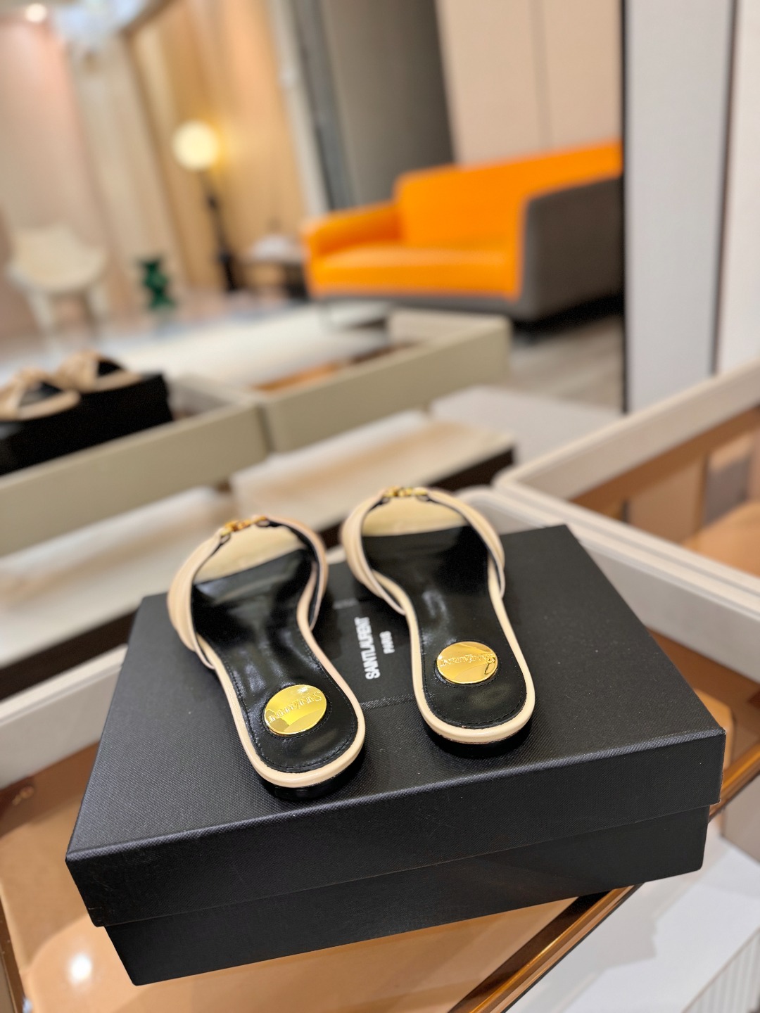 YSL「SAINT LAURENT*」 夏季新品 优雅大气拖鞋 —————————— 平底设计拉长腿部线条, 瞬间点 YSL「SAINT LAURENT*」 夏季新品 优雅大气拖鞋 —————————— 平底设计拉长腿部线条, 瞬间点