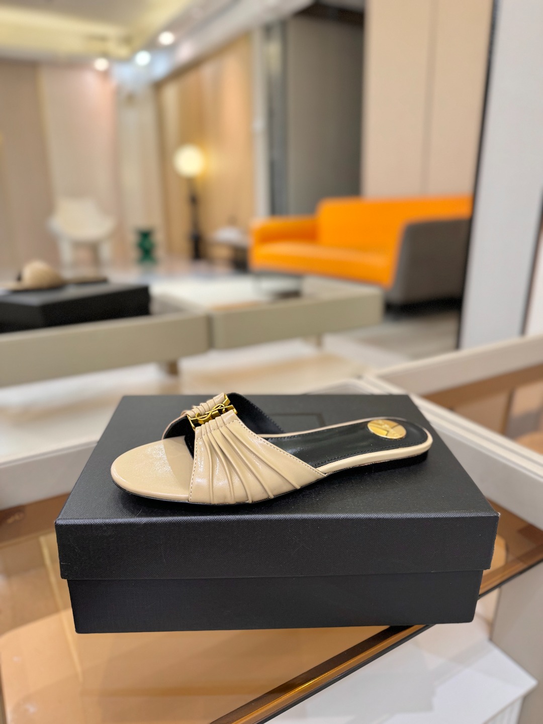 YSL「SAINT LAURENT*」  夏季新品 优雅大气拖鞋 ——————————  平底设计拉长腿部线条， 瞬间点