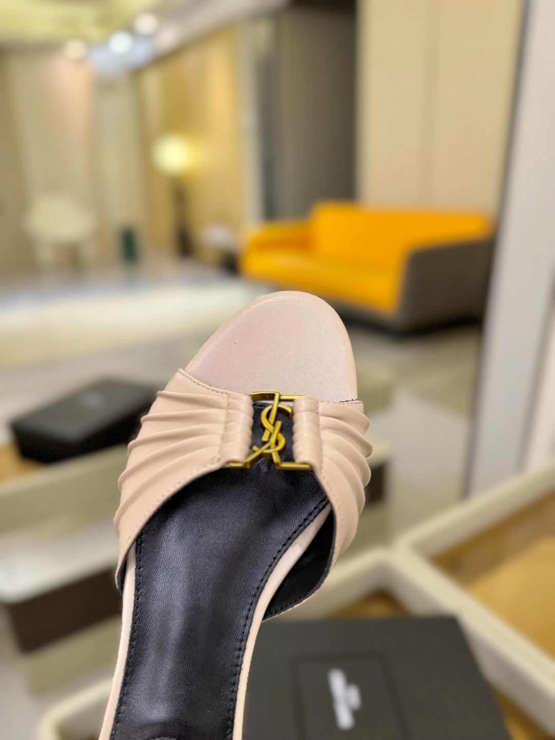 YSL「SAINT LAURENT*」  夏季新品 优雅大气拖鞋 ——————————  平底设计拉长腿部线条， 瞬间点