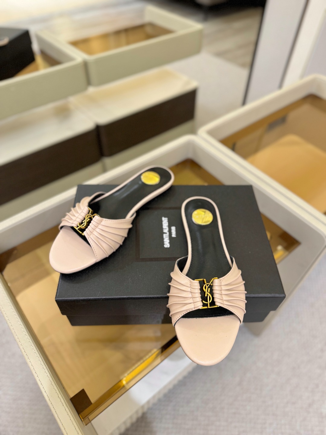 YSL「SAINT LAURENT*」  夏季新品 优雅大气拖鞋 ——————————  平底设计拉长腿部线条， 瞬间点