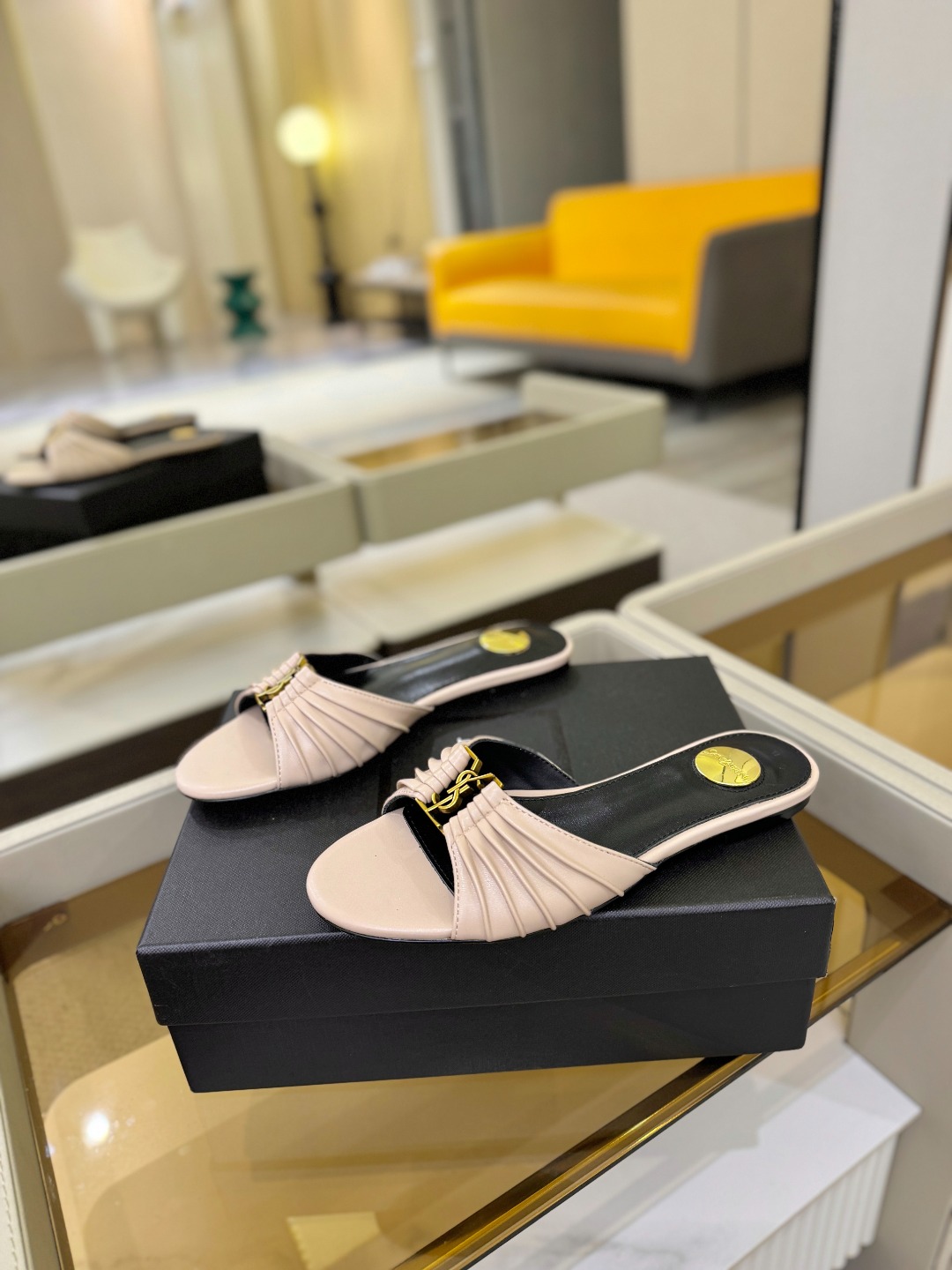 YSL「SAINT LAURENT*」  夏季新品 优雅大气拖鞋 ——————————  平底设计拉长腿部线条， 瞬间点