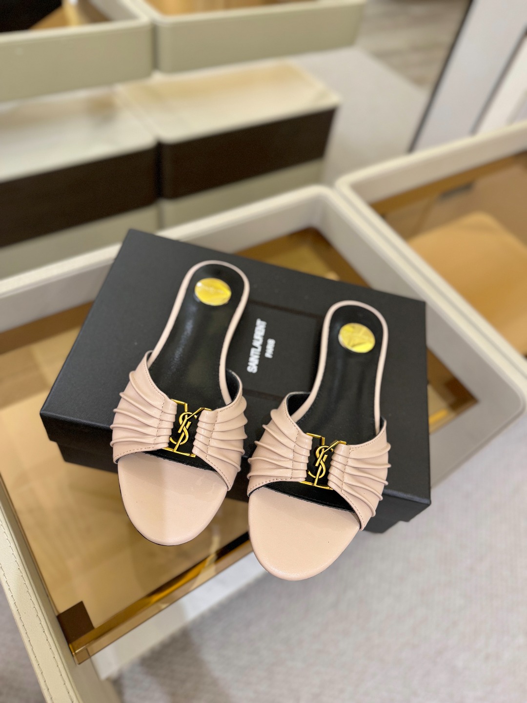 YSL「SAINT LAURENT*」  夏季新品 优雅大气拖鞋 ——————————  平底设计拉长腿部线条， 瞬间点
