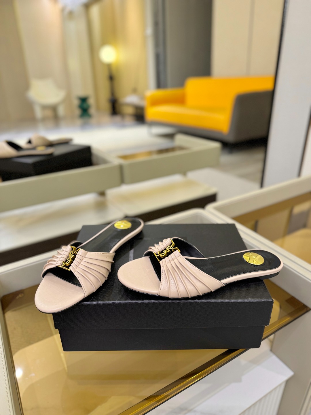 YSL「SAINT LAURENT*」  夏季新品 优雅大气拖鞋 ——————————  平底设计拉长腿部线条， 瞬间点