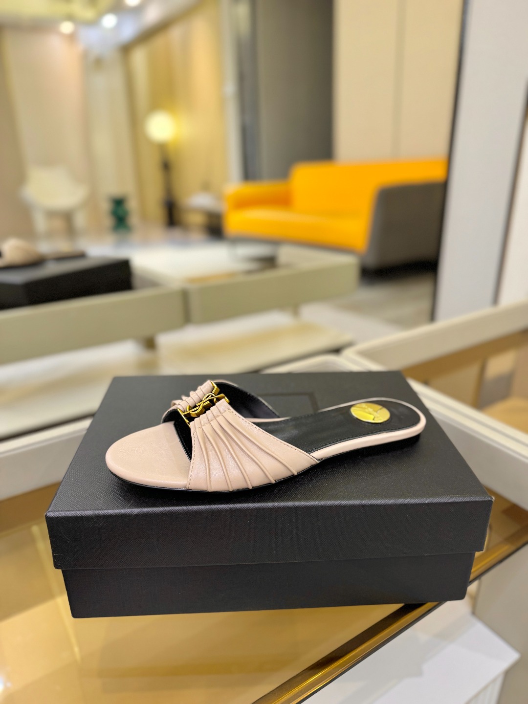 YSL「SAINT LAURENT*」  夏季新品 优雅大气拖鞋 ——————————  平底设计拉长腿部线条， 瞬间点