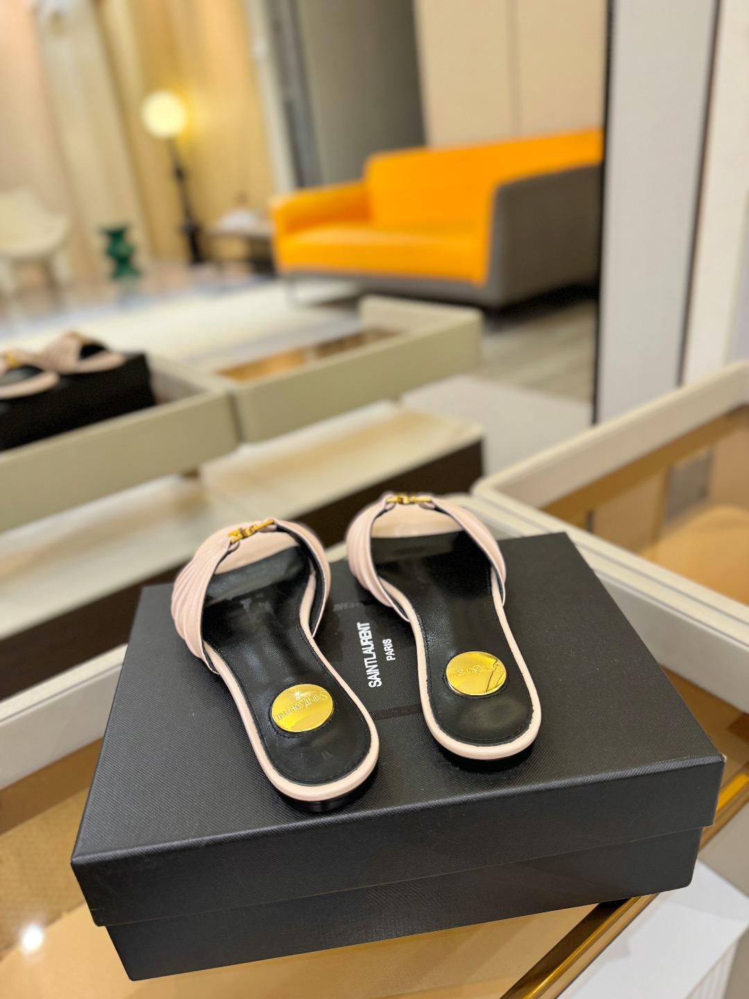 YSL「SAINT LAURENT*」  夏季新品 优雅大气拖鞋 ——————————  平底设计拉长腿部线条， 瞬间点