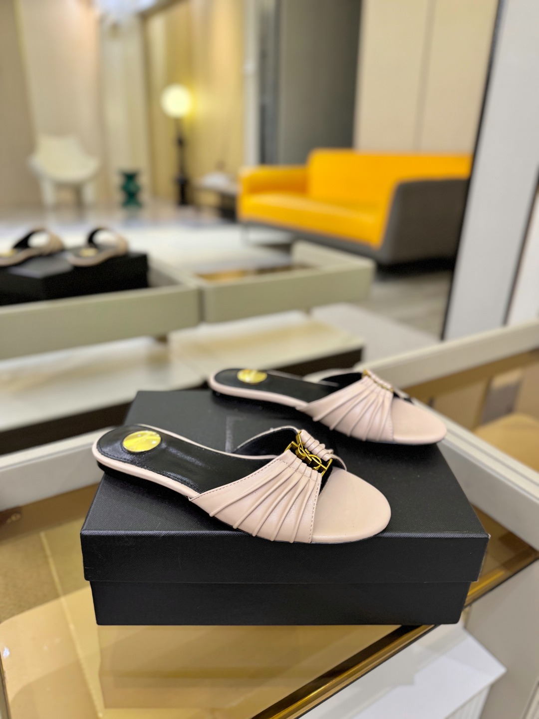 YSL「SAINT LAURENT*」  夏季新品 优雅大气拖鞋 ——————————  平底设计拉长腿部线条， 瞬间点