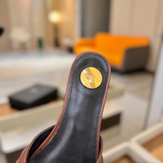 YSL「SAINT LAURENT*」 夏季新品 优雅大气拖鞋 —————————— 平底设计拉长腿部线条, 瞬间点 YSL「SAINT LAURENT*」 夏季新品 优雅大气拖鞋 —————————— 平底设计拉长腿部线条, 瞬间点