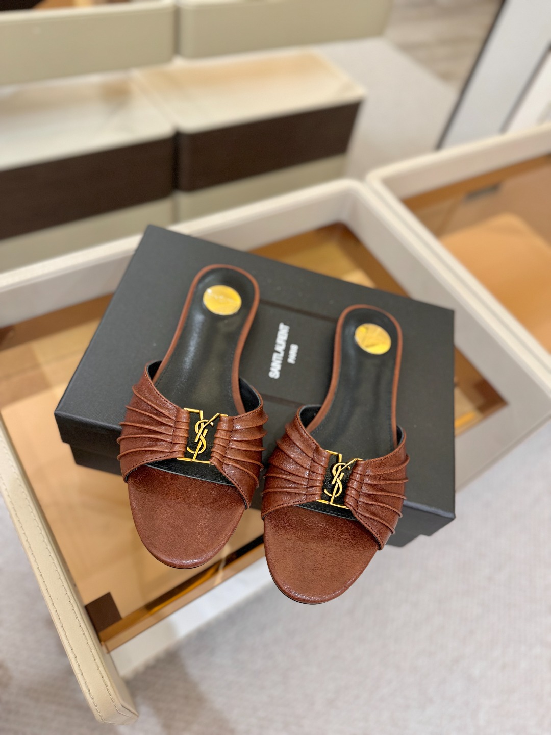YSL「SAINT LAURENT*」 夏季新品 优雅大气拖鞋 —————————— 平底设计拉长腿部线条, 瞬间点 YSL「SAINT LAURENT*」 夏季新品 优雅大气拖鞋 —————————— 平底设计拉长腿部线条, 瞬间点