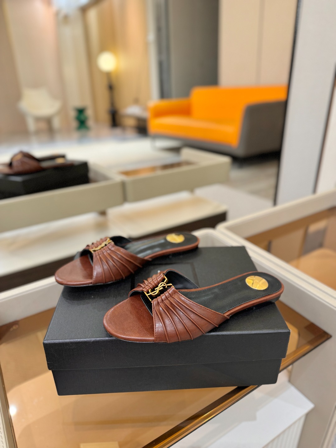YSL「SAINT LAURENT*」 夏季新品 优雅大气拖鞋 —————————— 平底设计拉长腿部线条, 瞬间点 YSL「SAINT LAURENT*」 夏季新品 优雅大气拖鞋 —————————— 平底设计拉长腿部线条, 瞬间点