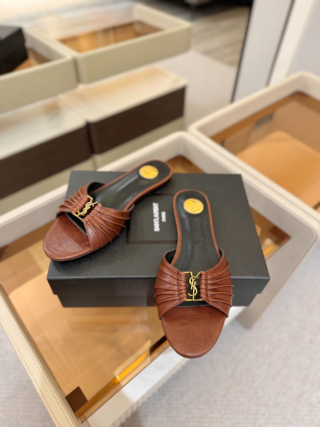 YSL「SAINT LAURENT*」 夏季新品 优雅大气拖鞋 —————————— 平底设计拉长腿部线条, 瞬间点 YSL「SAINT LAURENT*」 夏季新品 优雅大气拖鞋 —————————— 平底设计拉长腿部线条, 瞬间点