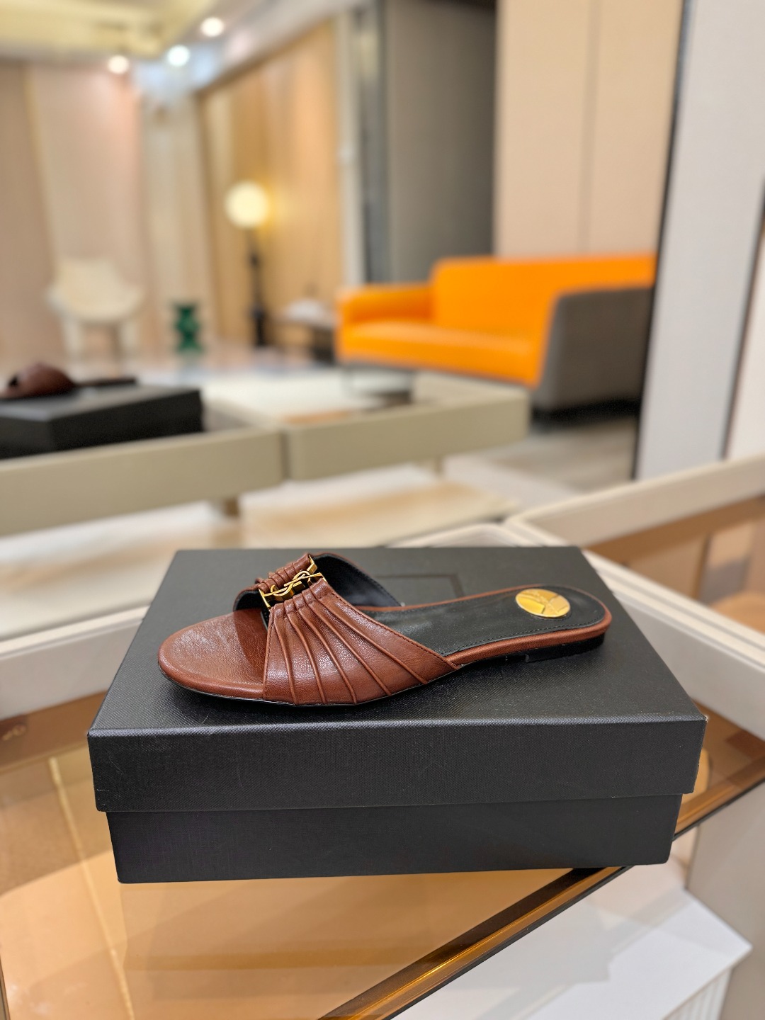 YSL「SAINT LAURENT*」  夏季新品 优雅大气拖鞋 ——————————  平底设计拉长腿部线条， 瞬间点