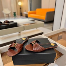 YSL「SAINT LAURENT*」 夏季新品 优雅大气拖鞋 —————————— 平底设计拉长腿部线条, 瞬间点 YSL「SAINT LAURENT*」 夏季新品 优雅大气拖鞋 —————————— 平底设计拉长腿部线条, 瞬间点