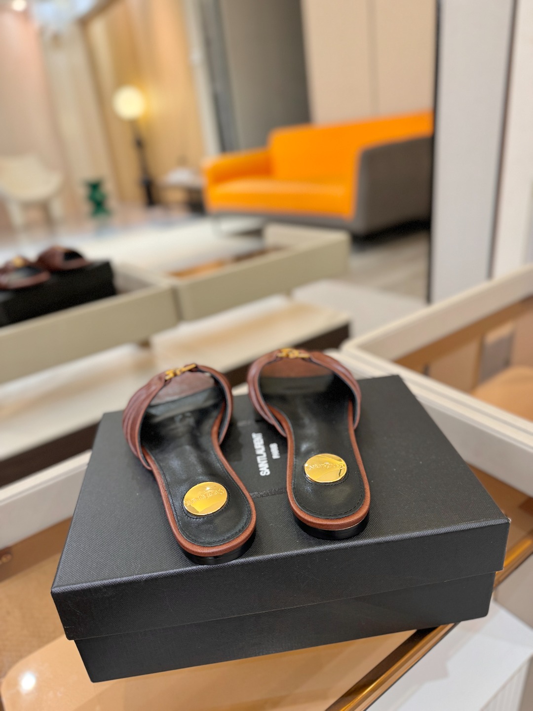 YSL「SAINT LAURENT*」 夏季新品 优雅大气拖鞋 —————————— 平底设计拉长腿部线条, 瞬间点 YSL「SAINT LAURENT*」 夏季新品 优雅大气拖鞋 —————————— 平底设计拉长腿部线条, 瞬间点