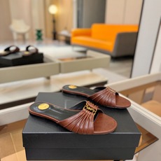 YSL「SAINT LAURENT*」 夏季新品 优雅大气拖鞋 —————————— 平底设计拉长腿部线条, 瞬间点 YSL「SAINT LAURENT*」 夏季新品 优雅大气拖鞋 —————————— 平底设计拉长腿部线条, 瞬间点