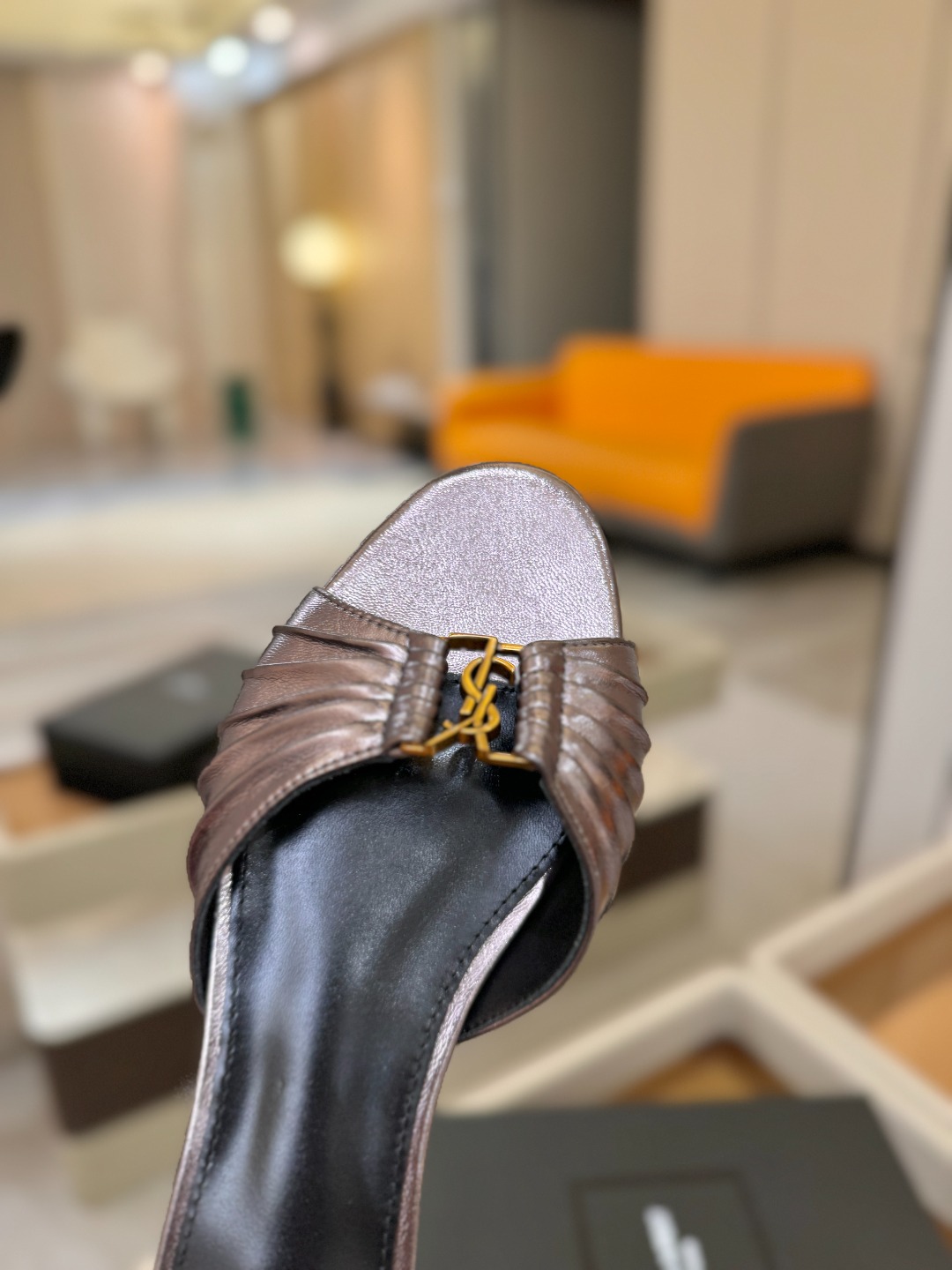 YSL「SAINT LAURENT*」 夏季新品 优雅大气拖鞋 —————————— 平底设计拉长腿部线条, 瞬间点 YSL「SAINT LAURENT*」 夏季新品 优雅大气拖鞋 —————————— 平底设计拉长腿部线条, 瞬间点