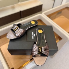 YSL「SAINT LAURENT*」 夏季新品 优雅大气拖鞋 —————————— 平底设计拉长腿部线条, 瞬间点 YSL「SAINT LAURENT*」 夏季新品 优雅大气拖鞋 —————————— 平底设计拉长腿部线条, 瞬间点
