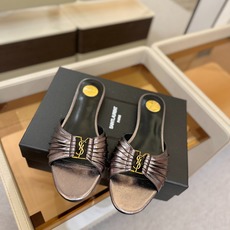 YSL「SAINT LAURENT*」 夏季新品 优雅大气拖鞋 —————————— 平底设计拉长腿部线条, 瞬间点 YSL「SAINT LAURENT*」 夏季新品 优雅大气拖鞋 —————————— 平底设计拉长腿部线条, 瞬间点