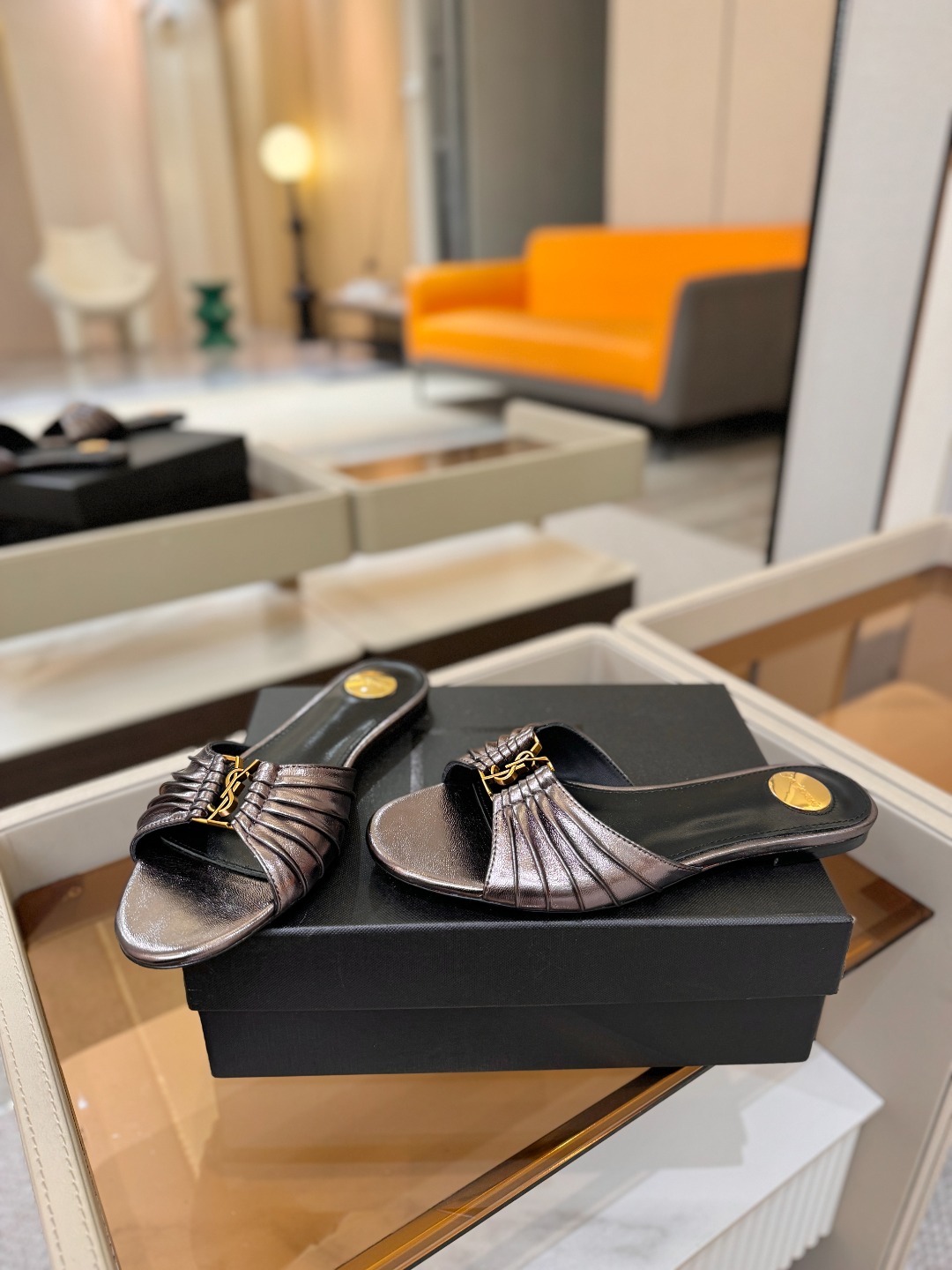 YSL「SAINT LAURENT*」 夏季新品 优雅大气拖鞋 —————————— 平底设计拉长腿部线条, 瞬间点 YSL「SAINT LAURENT*」 夏季新品 优雅大气拖鞋 —————————— 平底设计拉长腿部线条, 瞬间点
