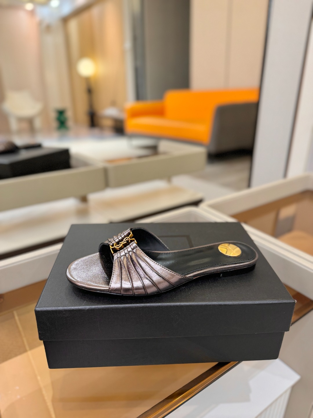 YSL「SAINT LAURENT*」  夏季新品 优雅大气拖鞋 ——————————  平底设计拉长腿部线条， 瞬间点