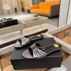 YSL「SAINT LAURENT*」 夏季新品 优雅大气拖鞋 —————————— 平底设计拉长腿部线条, 瞬间点 YSL「SAINT LAURENT*」 夏季新品 优雅大气拖鞋 —————————— 平底设计拉长腿部线条, 瞬间点