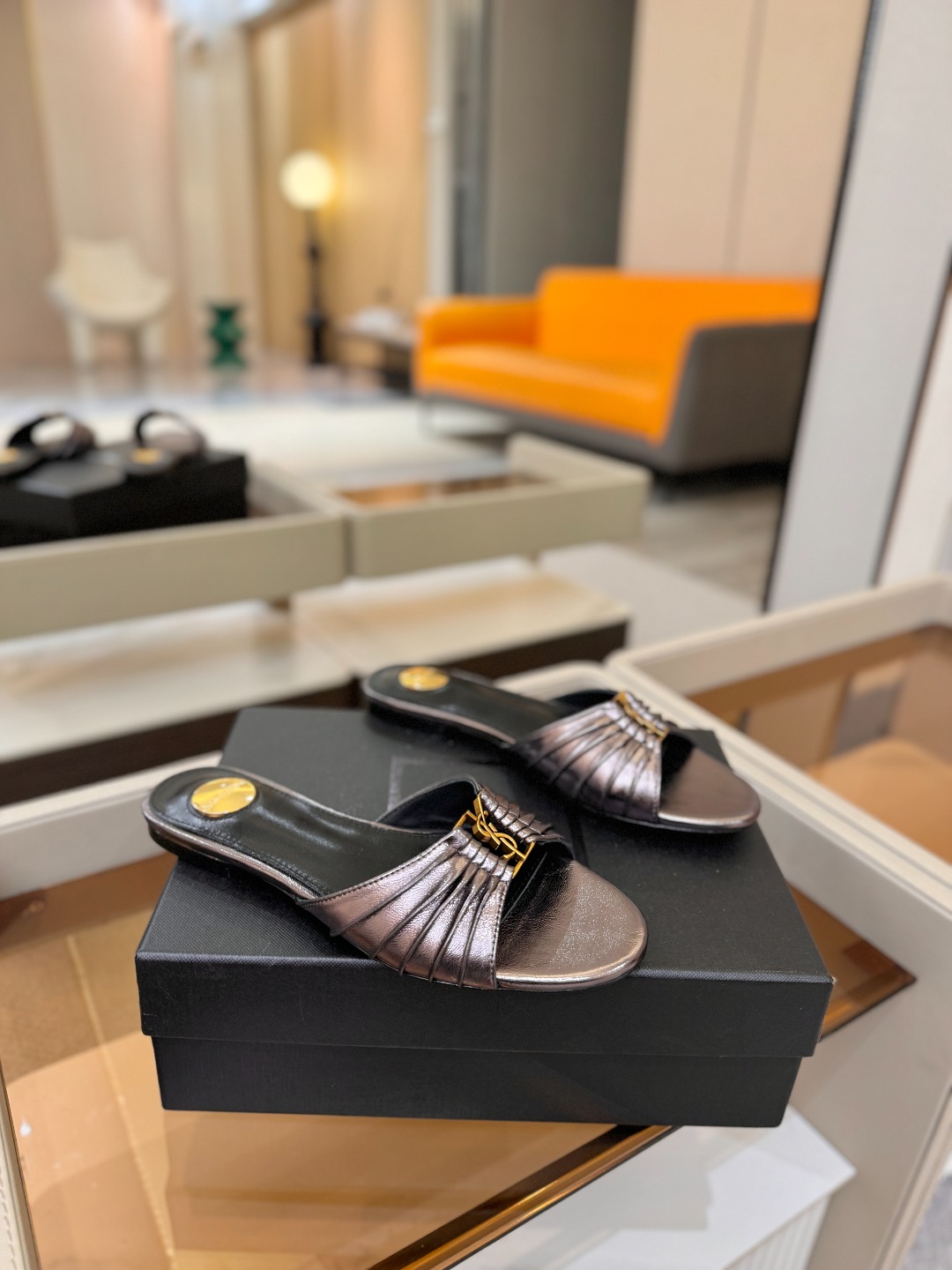 YSL「SAINT LAURENT*」 夏季新品 优雅大气拖鞋 —————————— 平底设计拉长腿部线条, 瞬间点 YSL「SAINT LAURENT*」 夏季新品 优雅大气拖鞋 —————————— 平底设计拉长腿部线条, 瞬间点
