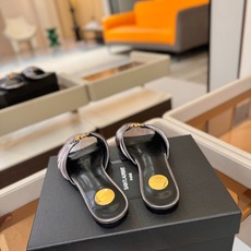 YSL「SAINT LAURENT*」 夏季新品 优雅大气拖鞋 —————————— 平底设计拉长腿部线条, 瞬间点 YSL「SAINT LAURENT*」 夏季新品 优雅大气拖鞋 —————————— 平底设计拉长腿部线条, 瞬间点